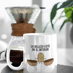 La Belleza Está en el Interior Coffee Mug, Cute Spanish Mug, Funny Cartoon Puns Mug, Taza de Café