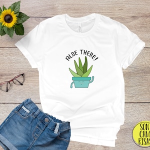 Aloe There Cute Spanish Shirt , Camiseta Espanol , Play on Words Cartoon in Spanish , Funny Puns Unisex T Shirt