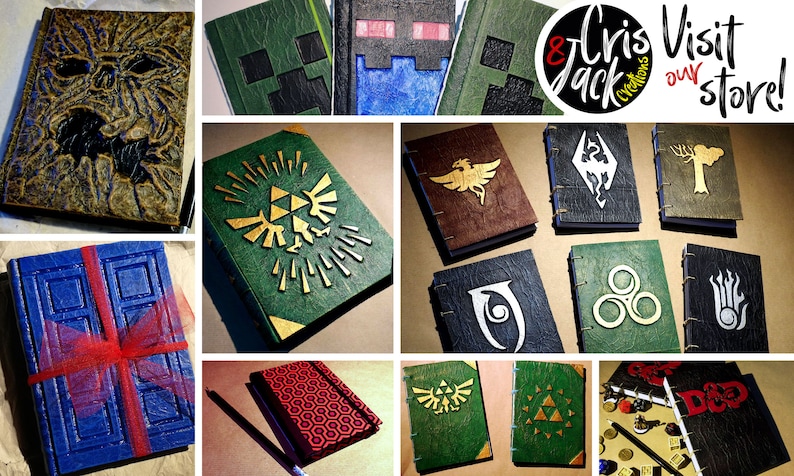 Op de afbeelding: Een verzameling handgemaakte tijdschriften en notitieboekjes met verschillende ontwerpen. De covers hebben reli&euml;fpatronen, logo's met gamethema's en geometrische vormen in groen, bruin en blauw. Sommige zijn vastgebonden met een rood lint.