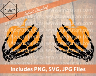 Könnte beinhalten: Eine schwarze Skeletthand hält einen leuchtend orangefarbenen Kürbis. Das Bild ist vor einem Holzmaserungshintergrund platziert. Der Text "Includes PNG, SVG, JPG Files" befindet sich am unteren Rand des Bildes.