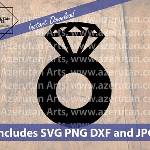 Puede incluir: Silueta negra de un anillo de diamantes con un gran diamante en la parte superior. El anillo está sobre un fondo de madera. Incluye SVG PNG DXF y JPG.