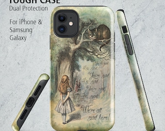 Può includere: Una cover per telefono resistente con un'illustrazione vintage di Alice nel Paese delle Meraviglie e il Gatto del Cheshire. La cover presenta il testo "You're mad. I'm mad. We're all mad here!"