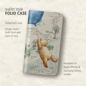 Könnte beinhalten: Eine Winnie Puuh Handyhülle mit einer Karte vom Hundertmorgenwald. Die Hülle zeigt Winnie Puuh, der einen blauen Ballon hält, und den Text "Mein Haus". Die Hülle ist für Apple iPhone und Samsung Galaxy Modelle erhältlich.