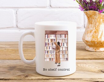 Puede incluir: Taza de cerámica blanca con una ilustración marrón y blanca de una persona que alcanza un libro en una estantería. El texto "No shelf control" está impreso en la parte inferior de la taza.