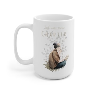 Pode incluir: Caneca de cerâmica branca com uma ilustração em aquarela de uma pessoa lendo um livro com o texto "Just one more chapter" na caneca.