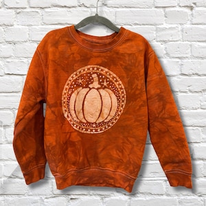 Autumnal Boho Harvest - Felpa Batik Zucca - Felpa dipinta a mano per bambini - Taglie Xtra Small e Small