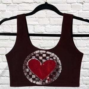 A Checkered Affair Batik Crop Top - Malowany ręcznie - Koszulka do jogi - Biustonosz sportowy - Rozmiary średnie