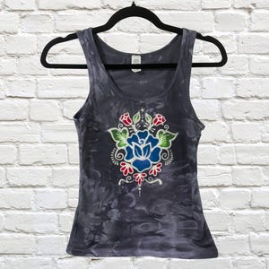 Canotta in batik Blue Ember Blossom - Camicia in batik dipinta a mano - Canotta - T-shirt - Taglia piccola da donna