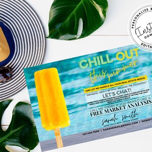 Op de afbeelding: Een gele popsicle op een stokje met een blauwe en witte oceaanachtergrond. De tekst luidt "Chill Out This Summer" en "Let's Chat!" met een call-to-action om te bellen voor een gratis marktanalyse. De tekst bevat ook de naam "Sarah Smith" en contactgegevens.