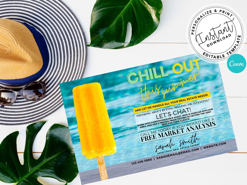 Op de afbeelding: Een gele popsicle op een stokje met een blauwe en witte oceaanachtergrond. De tekst luidt "Chill Out This Summer" en "Let's Chat!" met een call-to-action om te bellen voor een gratis marktanalyse. De tekst bevat ook de naam "Sarah Smith" en contactgegevens.