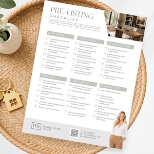 Pode incluir: Uma lista de verificação de pré-listagem branca com cabeçalhos e texto cinzentos, incluindo secções para exterior, espaços habitacionais, cozinhas, casas de banho, quartos e toques finais, com um código QR, contactos e a foto de uma pessoa.