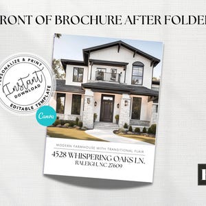 K&ouml;nnte beinhalten: Eine gefaltete Brosch&uuml;re mit einem Foto eines modernen Bauernhauses mit wei&szlig;er Fassade und schwarzen Verzierungen. Der Text auf der Brosch&uuml;re lautet "Modern Farmhouse with Transitional Flair", "4528 Whispering Oaks Ln.", "Raleigh, NC 27609".