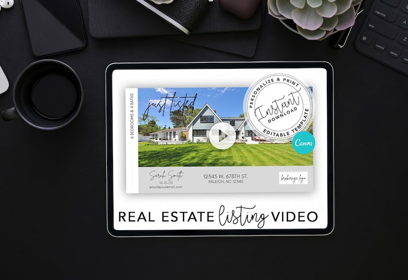 Op de afbeelding: Een digitale tablet met een sjabloon voor een video van een woning te koop. Het sjabloon bevat een foto van een huis met een afspeelknop, de tekst "just listed" en contactgegevens van een makelaar. Het sjabloon is gemarkeerd met "Direct downloaden Bewerkbaar sjabloon Canva".