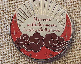 Vous vous levez avec la lune, je me lève avec le soleil Citation émaillée phosphorescente inspiré cadeau rouge anime geek