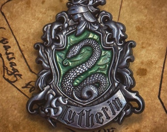 Schlange Perle Haus Wappen Magie harter Emaille Pin Zauberer Buch Pins Hexerei Zauberei Bücherwurm Geschenke HP Potterhead Bücherwurm Geek Geschenk Tod