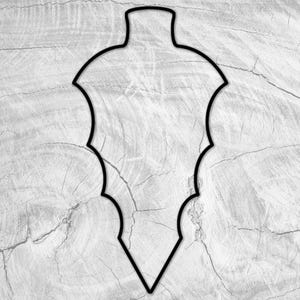 Peut inclure: Contour noir d'une pointe de flèche en forme de feuille avec une pointe pointue et un sommet arrondi.