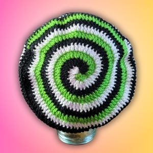 Berretto a spirale all&#39;uncinetto ispirato all&#39;uomo scarabeo *Nero Bianco Verde*