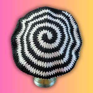 Berretto a spirale all&#39;uncinetto ispirato all&#39;uomo scarabeo *Nero e bianco*
