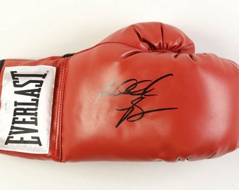 ナイジェル・ベンのサイン入り赤いボクシンググローブ。ディスプレイ