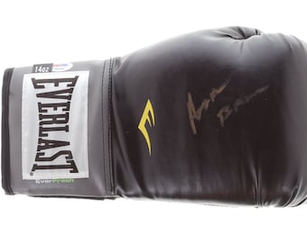 ナイジェル・ベンのサイン入り赤いボクシンググローブ。ディスプレイ