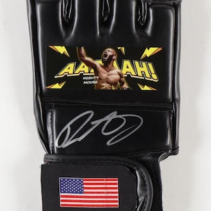 Demetrious "Mighty Mouse" Johnson Signed MMA Custom USA Glove - Beckett-Zertifizierung