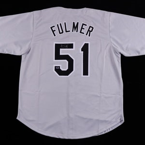 Pode incluir: Uma camisa de beisebol cinza com detalhes pretos e o nome "Fulmer" e o número "51" nas costas.