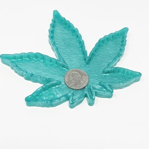 Bandeja decorativa artesanal em resina turquesa para plantas | Decoração com folhas de maconha