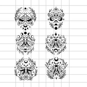 Może przedstawiać: Zestaw czterech czarno-białych ilustracji przedstawiających ćmy z elementami niebieskimi i kwiatowymi. Każda ćma ma unikalny wzór z gwiazdami, księżycami i kwiatami.