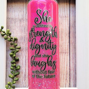 Ella está vestida de fuerza Proverbios 31:25 Vaso rosa con purpurina de 20 a 30 oz, taza de acero inoxidable, regalo para Pascua, Día de la Madre, mamá, ella, pastor, mujeres