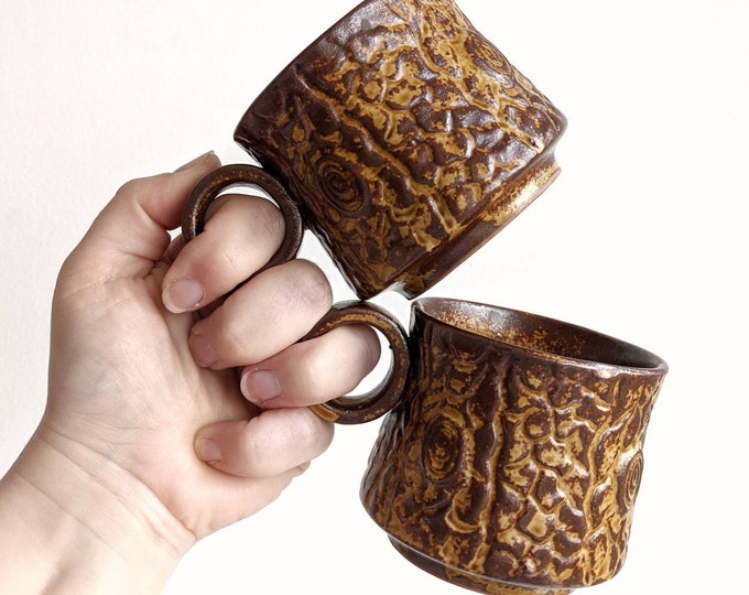 Set of Two Yellow and Brown Vintage Tree Bark Look Ceramic Mugs with Circle Handles - Redware Terra Cotta Glazed Short Mugs with Woodgrain