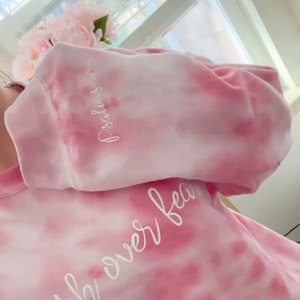 Glaube über Angst Custom Tie Dye Sweatshirt / Tie Dye Shirt / Tie-Dye Sweatshirt / Tie Dye Crewneck / Tie Die Sweater / Christian Gift