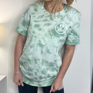 Smiley Face tie dye-skjorta / tie dye-skjorta / isfärgad skjorta / scrunch tie dye / pastellfärgad tie dye / tie dye-t-shirt / leende-skjorta OLIVE