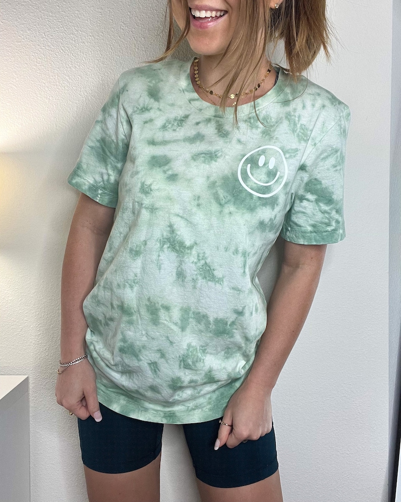 Smiley Face tie dye-skjorta / tie dye-skjorta / isfärgad skjorta / scrunch tie dye / pastellfärgad tie dye / tie dye-t-shirt / leende-skjorta OLIVE