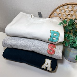 Sudadera con parche de chenilla personalizada / Camisa con parche de chenilla personalizada / Sudadera universitaria con letras brillantes personalizada / Sudadera con parche