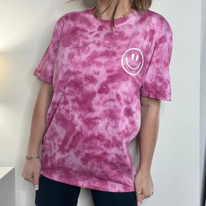 Smiley Face tie dye-skjorta / tie dye-skjorta / isfärgad skjorta / scrunch tie dye / pastellfärgad tie dye / tie dye-t-shirt / leende-skjorta BURGUNDY