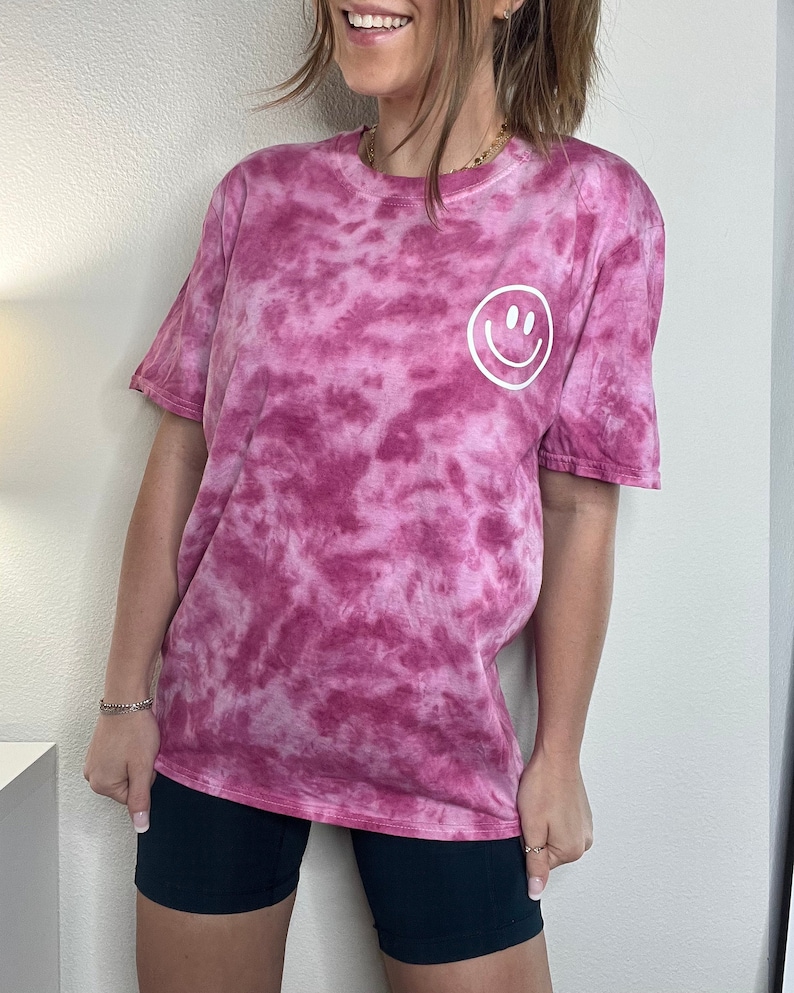 Smiley Face tie dye-skjorta / tie dye-skjorta / isfärgad skjorta / scrunch tie dye / pastellfärgad tie dye / tie dye-t-shirt / leende-skjorta BURGUNDY