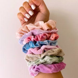 Anpassad tie dye sammets scrunchie / sammets scrunchie / tie dye scrunchies / tie dye matchande set / håraccessoarer / presenter till henne / presentask