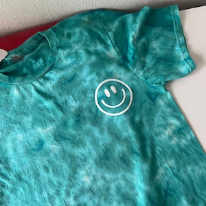 Smiley Face tie dye-skjorta / tie dye-skjorta / isfärgad skjorta / scrunch tie dye / pastellfärgad tie dye / tie dye-t-shirt / leende-skjorta bild 6
