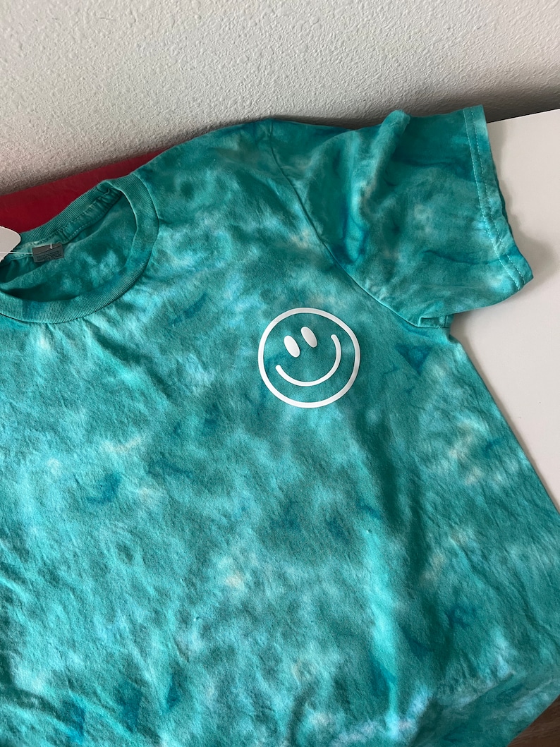 Smiley Face tie dye-skjorta / tie dye-skjorta / isfärgad skjorta / scrunch tie dye / pastellfärgad tie dye / tie dye-t-shirt / leende-skjorta bild 6