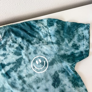 Smiley Face tie dye-skjorta / tie dye-skjorta / isfärgad skjorta / scrunch tie dye / pastellfärgad tie dye / tie dye-t-shirt / leende-skjorta FOREST GREEN