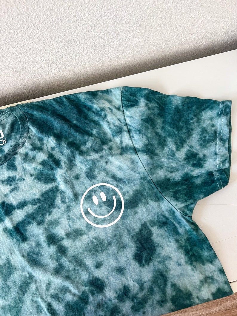 Smiley Face tie dye-skjorta / tie dye-skjorta / isfärgad skjorta / scrunch tie dye / pastellfärgad tie dye / tie dye-t-shirt / leende-skjorta FOREST GREEN