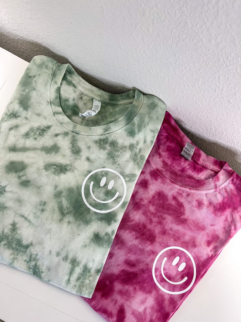 Smiley Face tie dye-skjorta / tie dye-skjorta / isfärgad skjorta / scrunch tie dye / pastellfärgad tie dye / tie dye-t-shirt / leende-skjorta bild 1