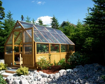 9 'x 16' Gewächshaus-Pläne. Mit Polycarbonat beschichteter Zedernholzrahmen für starken Wind, Hagel und schwere Schneelasten. Acht Dachbebläse.