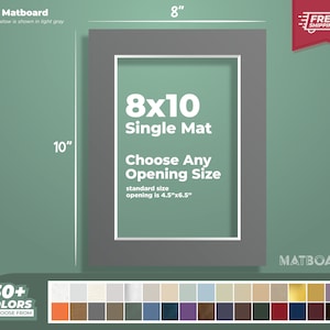 Puede incluir: Un passe-partout gris 8x10 con borde blanco, sobre un fondo verde. El passe-partout mide 20 cm de ancho y 25 cm de alto. El texto indica que el passe-partout se puede personalizar con cualquier tamaño de apertura.