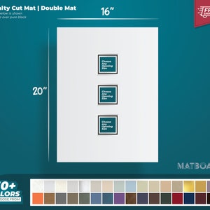 Puede incluir: Un cartón blanco con tres aberturas rectangulares para fotos u obras de arte. El cartón mide 20 pulgadas por 16 pulgadas. El texto "Choose Any Opening Size" está impreso dentro de cada abertura. El cartón se muestra sobre un fondo azul verdoso. Más de 30 colores están disponibles para elegir.