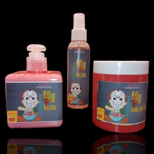Op de afbeelding: Drie roze en rode flessen met een cartoonfiguur dat een hockeymasker draagt en een kom met ontbijtgranen vasthoudt. De flessen zijn gelabeld "Cereal Killer" en zijn een bodylotion, een body spray en een schuimende suikerscrub.