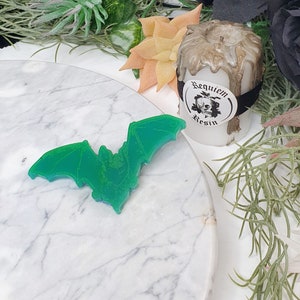 UV-grüne Fledermaus-Haarspange: Handgefertigtes Resin Gothic Accessoire