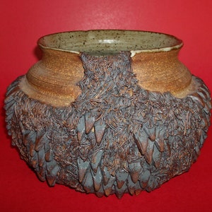 Firmato e datato Kansas Vessel Studio Art Pottery Bowl - 8 "Wide x 5 1/4" High