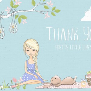 Puede incluir: Una ni&ntilde;a con cabello rubio y un vestido azul con lunares est&aacute; sentada en una manta de picnic con un conejito marr&oacute;n. La ni&ntilde;a sonr&iacute;e y mira al conejito. Hay un abedul con flores rosas y una cesta con un picnic en el fondo. El texto "THANK YOU PRETTY LITTLE LIVES" est&aacute; escrito en el fondo azul.