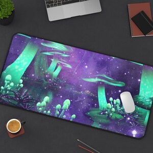 Könnte beinhalten: Rechteckiges Mauspad mit einer Fantasy-Landschaft. Es zeigt leuchtende grüne Pilze vor einem lila-blauen Sternenhimmel. Eine weiße Computermaus liegt auf dem Pad.